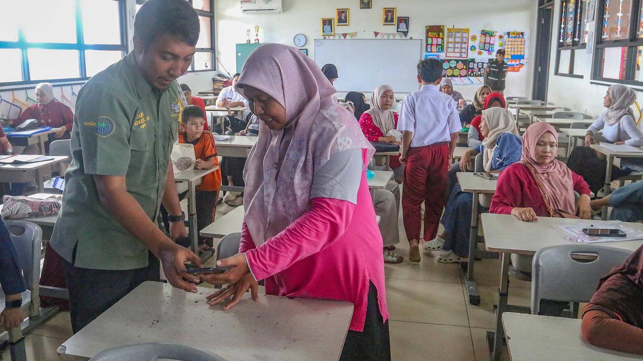 FOTO: Antusias Siswa dan Orang Tua Manfaatkan Layanan Kependudukan di SDN Kebagusam 01