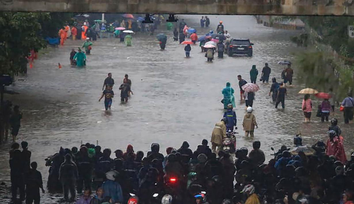 Badan Penanggulangan Bencana Daerah (BPBD) DKI Jakarta mencatat banjir telah meluas dan berdampak pada 10 rukun tetangga serta 23 ruas jalan di kota metropolitan ini. Tampak dalam foto, penumpukan pengendara terjebak banjir yang menggenangi Jalan Jembatan Tiga Raya, Jakarta Utara, Senin (12/1/2026). (merdeka.com/Arie Basuki)