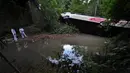 Bus itu jatuh ke sungai setelah menabrak jembatan saat tergelincir. (Johny MAGALLANES/AFP)