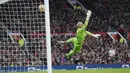 Penjaga gawang Crystal Palace Vicente Guaita mencoba menghalau bola saat melawan Manchester United pada pertandingan Liga Inggris di Stadion Old Trafford, Manchester, Inggris, 5 Desember 2021. Manchester United menang 1-0. (AP Photo/Jon Super)