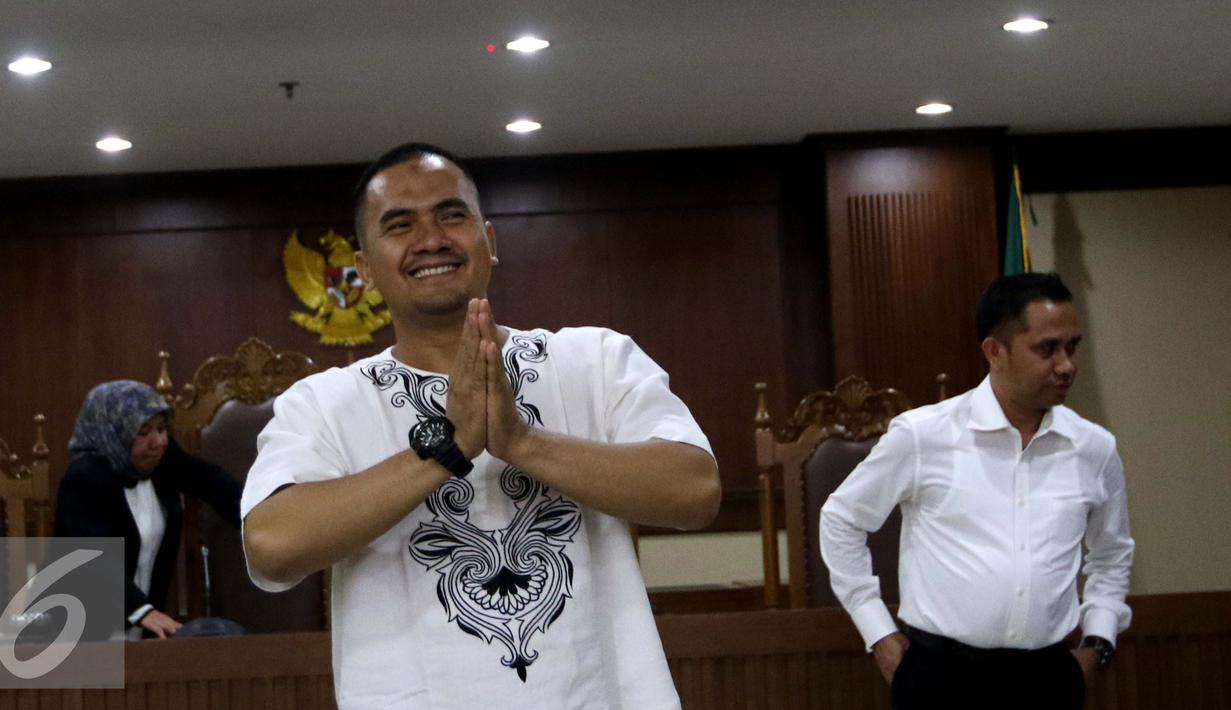 Saipul Jamil menyapa awak media usai menjalani sidang di Pengadilan Tipikor, Jakarta, Senin (19/9). Saipul Jamil menjadi saksi terkait kasus suap panitera pengganti Pengadilan Negeri Jakarta Utara. (Liputan6.com/Helmi Afandi)