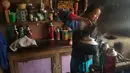 Seorang wanita Nepal mempersiapkan teh di tempat perlindungan untuk pendaki gunung di Khumbu Lembah di wilayah Everest di Nepal dalam gambar ini diambil tanggal 14 April 2016. (REUTERS/Antoni Slodkowski)