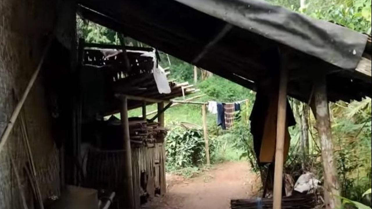 "Emak dan Abah ini benar-benar pemberani, kita lihat di belakangnya benar-benar hutan," kata Eri.