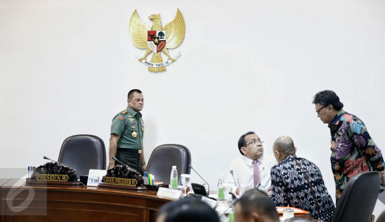 Suasana sebelum rapat terbatas di Kantor Presiden, Jakarta, Selasa (23/2/2016). Dalam ratas tersebut membahas Pembangunan Kekuatan Tentara Nasional Indonesia (TNI). (Liputan6.com/Faizal Fanani)