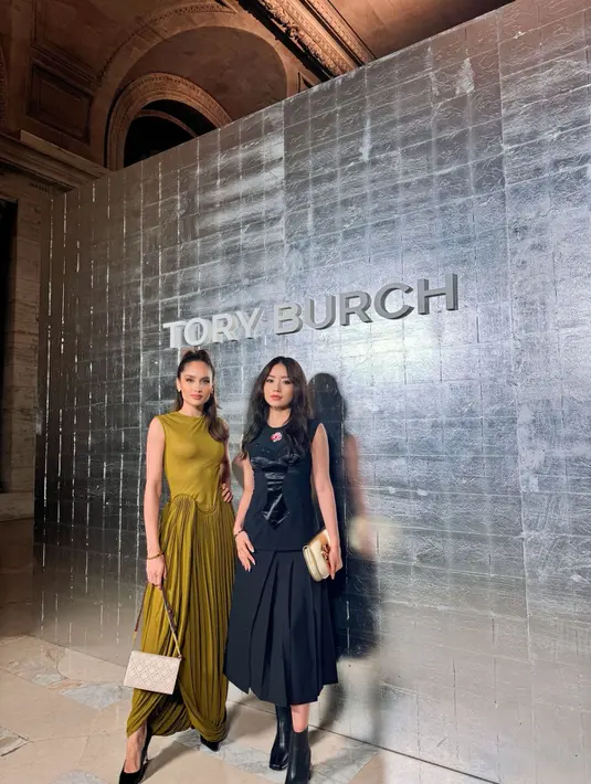 <p>Sementara itu, Natasha Wilona tampil serba hitam dengan Mesh Top dipadukan Stretch Wool Wrap Skirt, dan Leather Ankle Boot.</p>