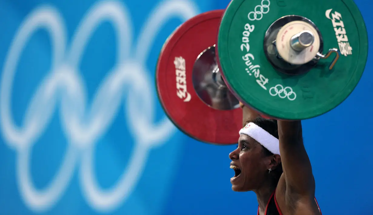 Raema Lisa Rumbewas dari Indonesia bertanding di nomor angkat besi kelas 53 kg putri grup A dalam Olimpiade Beijing 2008 di Beijing University of Aeronautics and Astronautics Gymnasium, Beijing, 10 Agustus 2008. (NICOLAS ASFOURI/AFP)