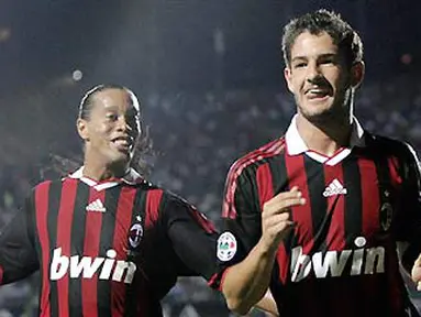Striker AC Milan, Pato (kanan) dan Ronaldinho merayakan gol ke gawang Siena dalam lanjutan Serie A Italia di Stadio Artemio Franchi, Siena, 22 Agustus 2009. AFP Photo/FABIO MUZZI