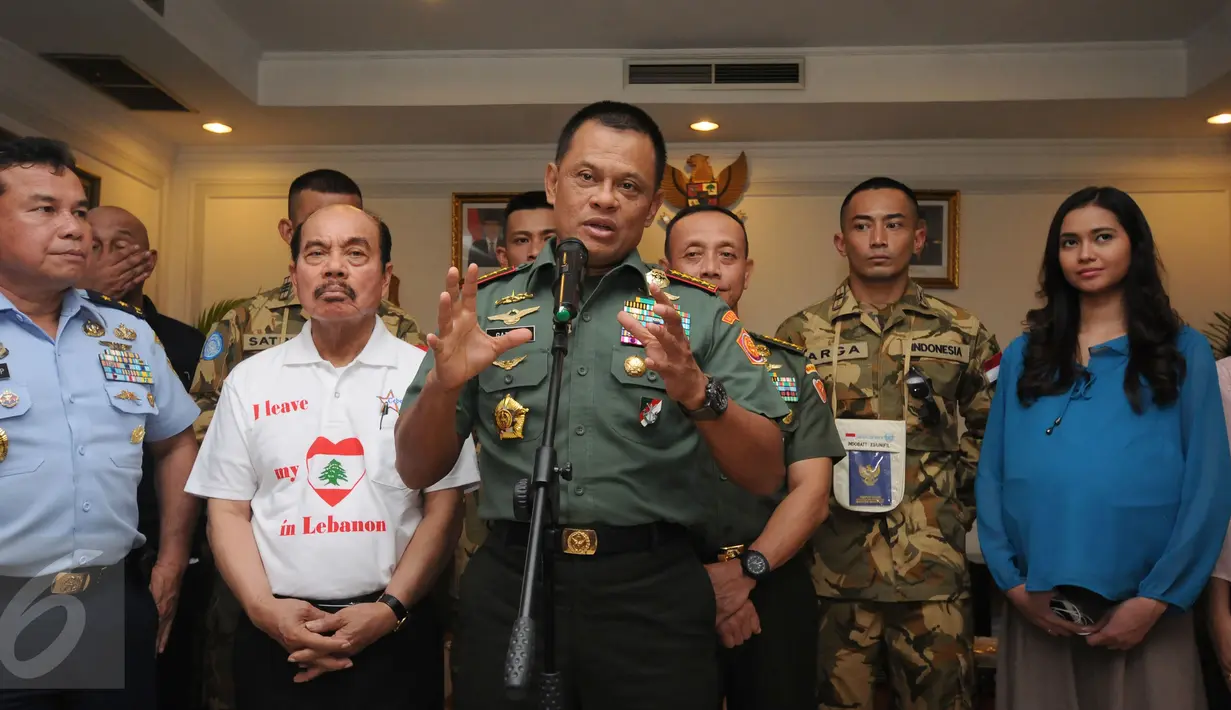 Panglima TNI Jenderal TNI Gatot Nurmantyo (tengah) memberi arahan usai melihat syuting film ”I Leave My Heart In Lebanon-Garuda 23” di Halim Perdanakusuma, Jakarta, Jumat (29/7). Film bertema misi perdamaian pasukan TNI. (Liputan6.com/Helmi Fithriansyah)