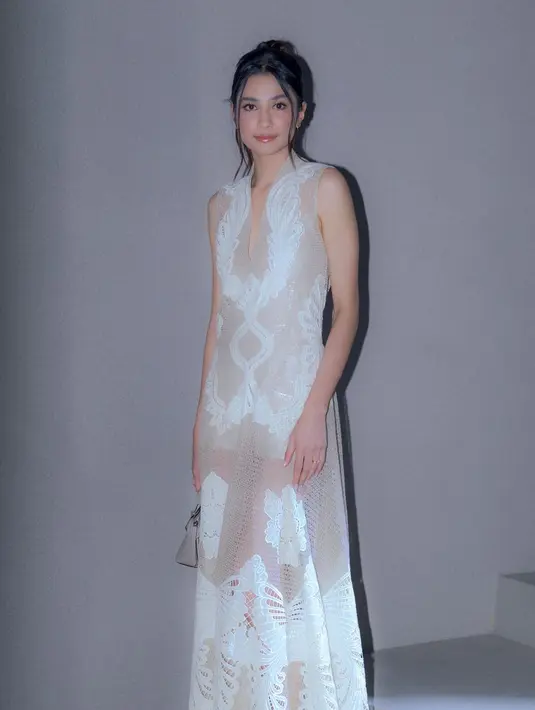 Pilihan dress warna broken white dengan detail renda beri kesan minimalis dan elegan. [@miktambayong]