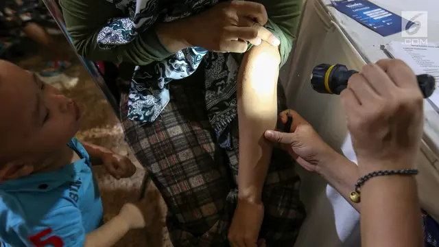 Warga Muara Baru Berebut Periksa Kulit Gratis