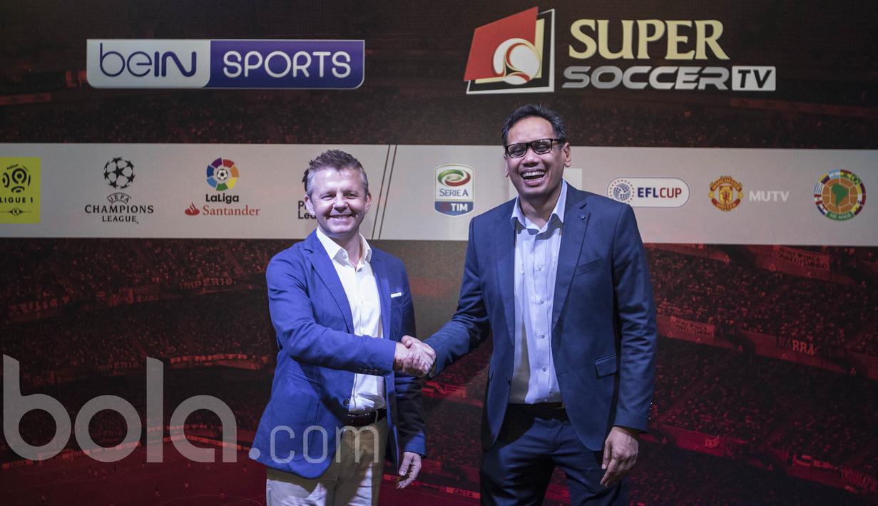 Direktur Pengembangan Bisnis Super Soccer TV, Mirwan Suwarso, dan Managing Director BeIN Sports Asia Pasific, Mike Kerr (kiri), usai memberikan keterangan pers terkait kerjasama di Foundry 8, Jakarta, Kamis (2/3/2017). (Bola.com/Vitalis Yogi Trisna)