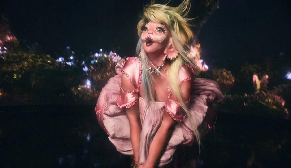 Namun kini, pelantun lagu hits ‘Play Date’ itu mengubah total penampilannya jadi sosok yang haris tak dikenali dan cenderung menyeramkan. [Foto: IG/littlebodybigheart].