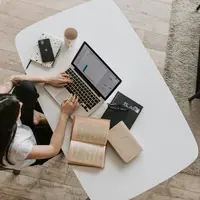 Wanita relaksasi sambil membaca buku. (Sumber: Vlada Karpovich/Pexels)