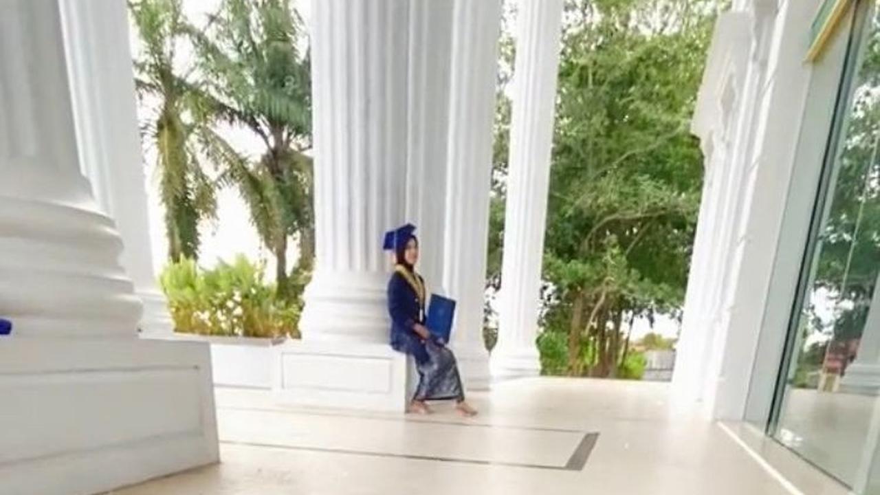 Viral Mantan Kekasih Jadi Fotografer saat Wisuda, Ngefoto Sambil Ngeroasting
