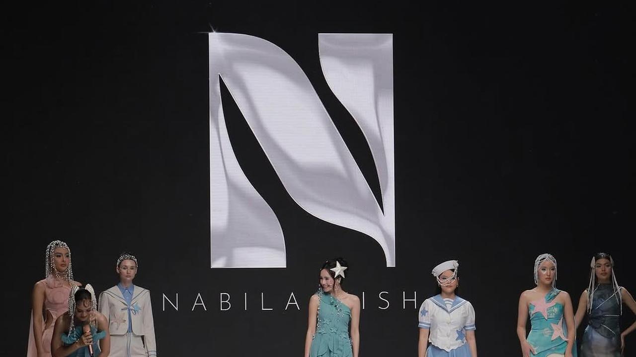 Potret Beby Tsabina Saat Melenggang di Indonesian Fashion Aesthetic dengan Gaya Unik dan Anggun