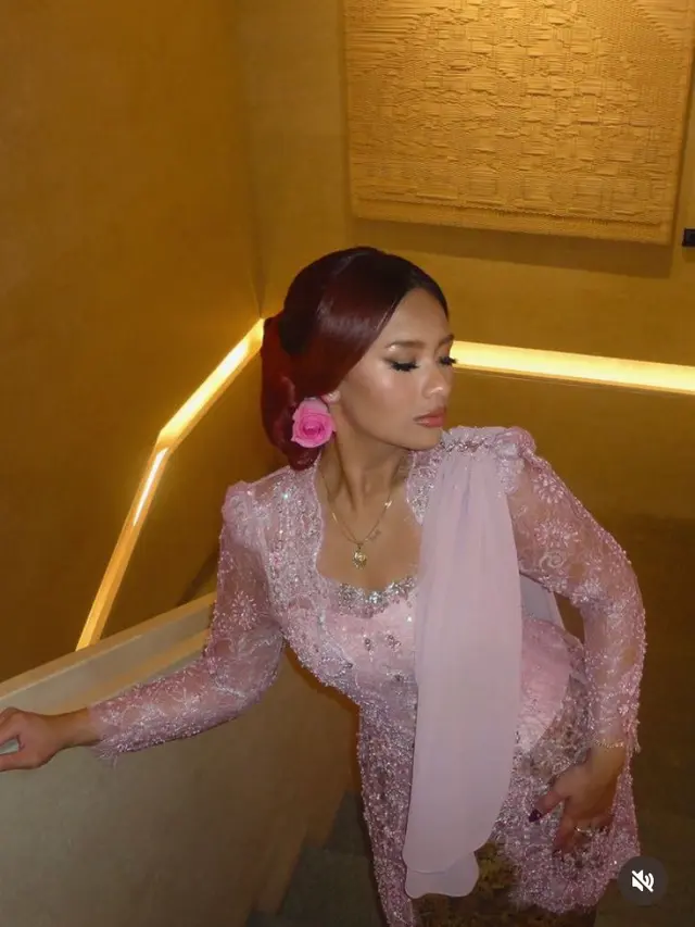 Zahwa Massaid Memesona Dibalut Kebaya Pink. [@zahwamassaid]