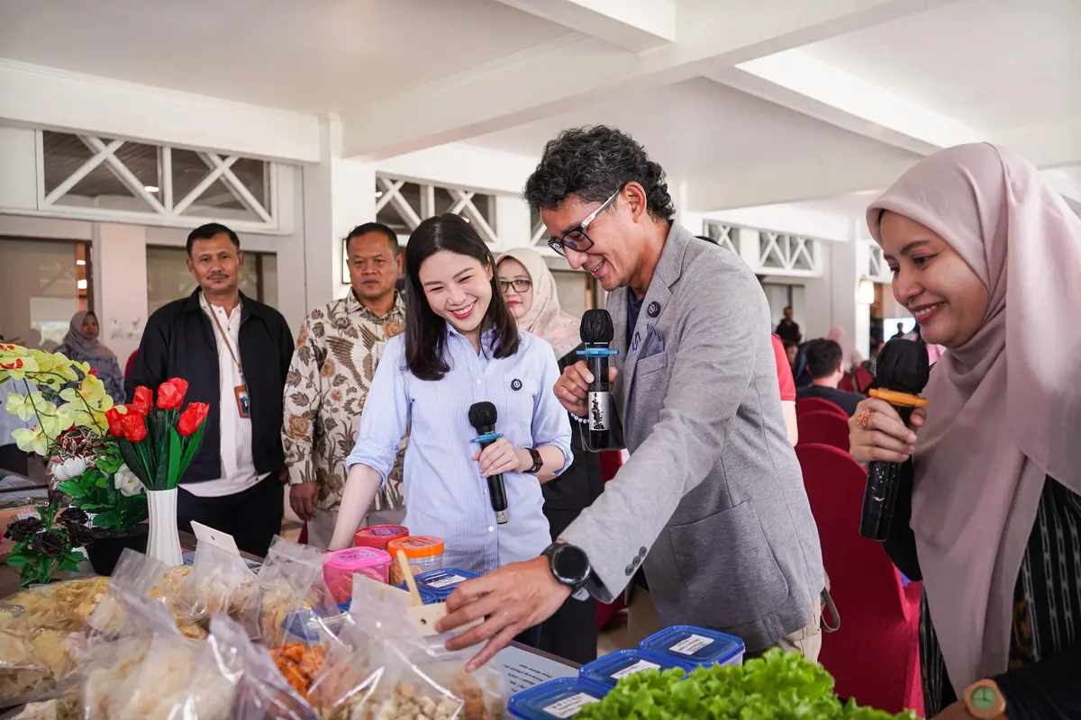 Pendiri Yayasan Indonesia Setara (YIS), Sandiaga Uno mengunjungi mini expo yang menampilkan 35 UMKM peserta program Desa Emas 2025 (Istimewa)