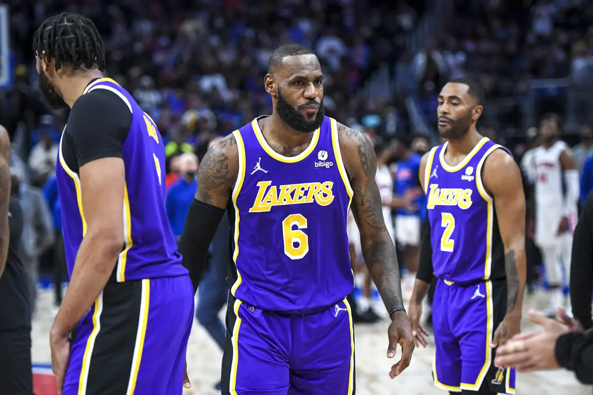 Bintang NBA LeBron James (no 6)