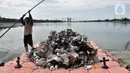 Petugas UPK Badan Air Dinas Lingkungan Hidup Provinsi DKI Jakarta membersihkan sampah di Danau Cincin, Papanggo, Jakarta Utara, Selasa (28/1/2020). Pembersihan sampah yang berasal dari pemukiman sekitar tersebut rutin dilakukan guna menjaga danau tetap bersih dan nyaman. (merdeka.com/Iqbal Nugroho)