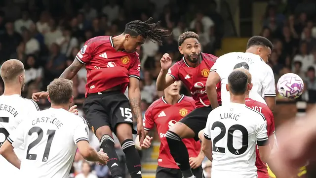 Leny Yoro dari Manchester United mencetak gol untuk timnya dalam laga Premier League antara Fulham dan Manchester United