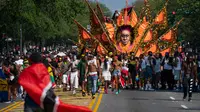 Sejumlah peserta mengikuti pawai  saat berpartisipasi dalam Parade West Indian Day di distrik Brooklyn, New York, Senin (3/9).  Parade untuk memperingati budaya dan sejarah Karibia tersebut digelar rutin setiap tahun. (AP Photo/Craig Ruttle)