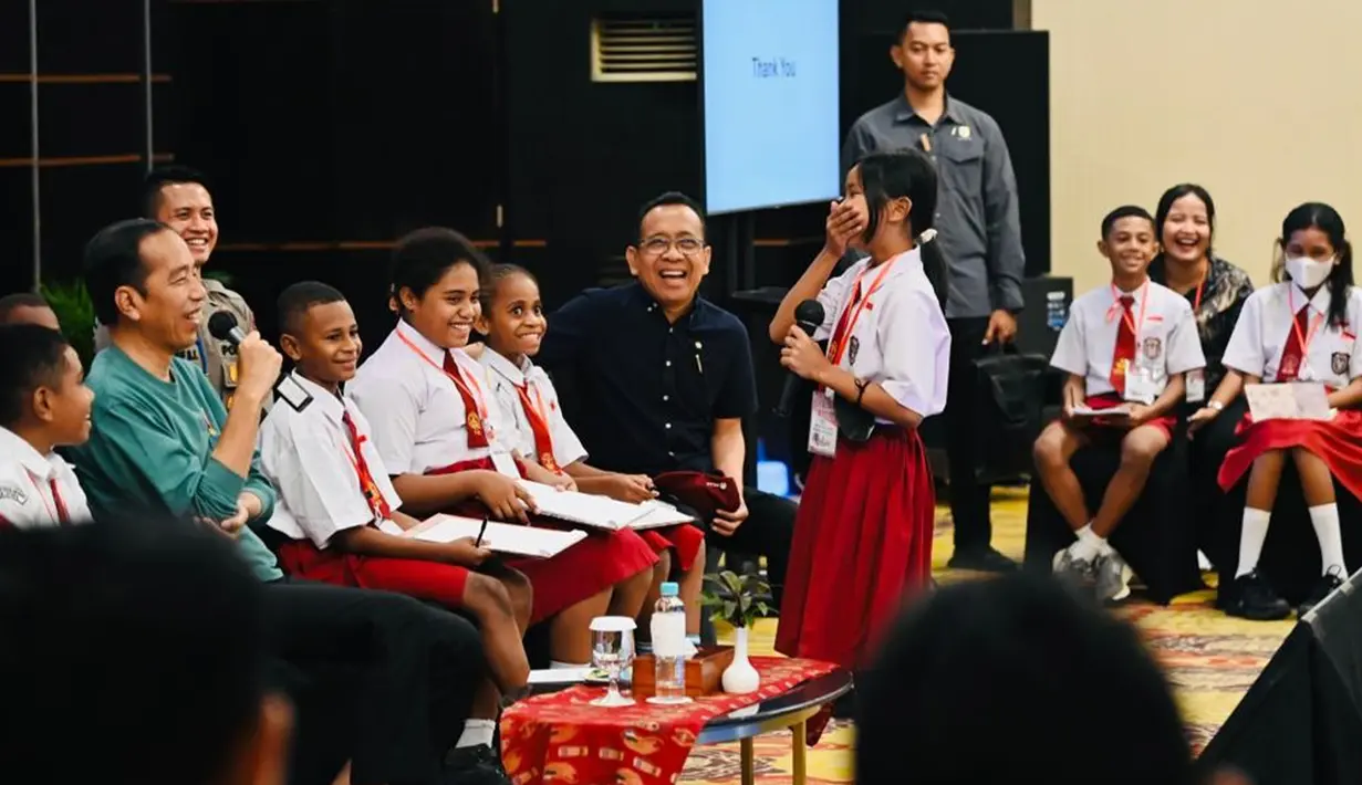 Seorang anak kemudian berdiri. Kesia Olivia Ergor, demikian dia memperkenalkan dirinya, kemudian mengajukan pertanyaan yang rupanya cukup menggelitik mereka yang hadir di ruangan tersebut. (Foto: Laily Rachev - Biro Pers Sekretariat Presiden)
