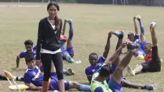 Adinda Pricilla, sosok fisioterapis cantik yang mendampingi tim Pelita Bandung Raya saat berlatih jelang Piala Jenderal Sudirman. (Bola.com/Vitalis Yogi Trisna)