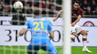 Gelandang AC Milan Hakan Calhanoglu (kanan) merobek gawang Lecce pada laga Serie A di San Siro, Minggu (20/10/2019) atau Senin dini hari WIB. (AFP/Miguel Medina)