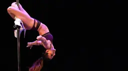 Kelenturan tubuh Little Snipper memperlihatkan gerakan saat Kompetisi Divison Profesional selama Kejuaraan Pole Dance (USPDF) AS 2019 di New York, 13 April 2019. Pole Dance merupakan seni pertunjukan gabungan tari dan akrobat yang menggunakan tiang. (TIMOTI A. CLARY / AFP)