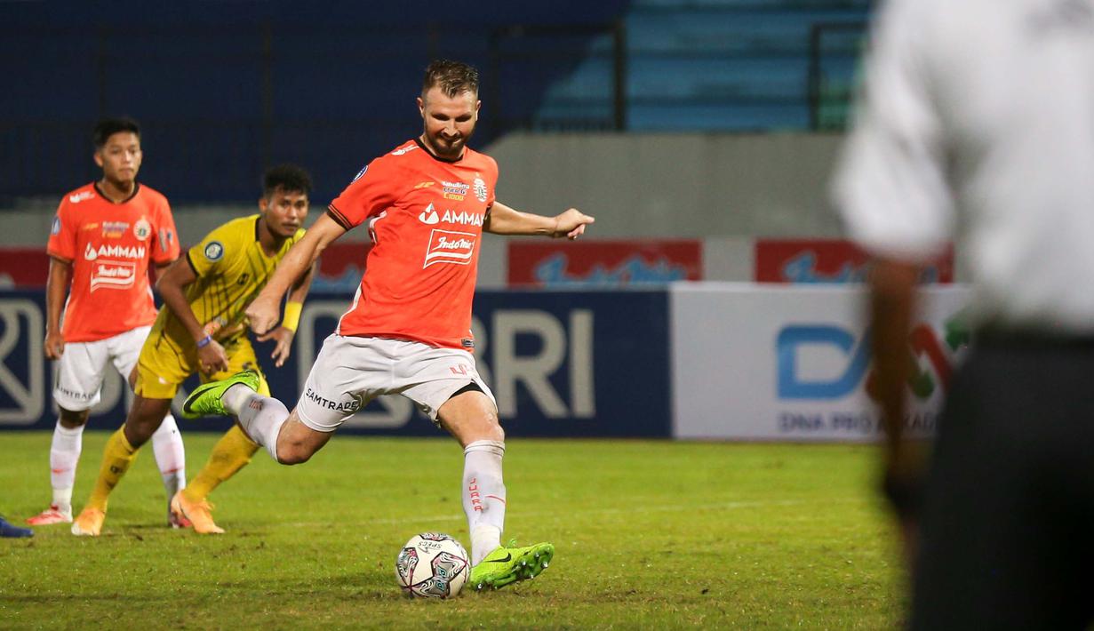 Namun, Marco Motta yang jadi eksekutor menyia-nyiakan kesempatan tersebut setelah bola hasil tembakannya melayang tinggi di atas gawang Barito Putera. (Bola.com/Bagaskara Lazuardi)