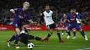 Gelandang Barcelona, Ivan Rakitic, saat pertandingan melawan Valencia pada laga leg pertama semifinal Copa Del Rey di Stadion Camp Nou, Jumat (2/2/2018). Barcelona menang 1-0 atas Valencia. (AP/Manu Fernandez)