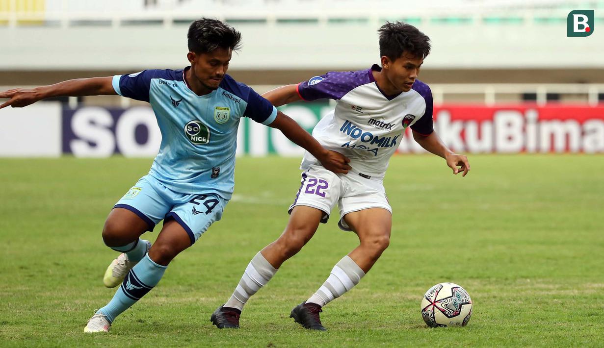 Pelatih Persita, Widodo C. Putro melakukan penyegaran skuad dengan memasukkan Rizky Dwi Septiawan untuk mengimbangi tekanan dari Persela yang unggul jumlah pemain. (Bola.com/Ikhwan Yanuar)