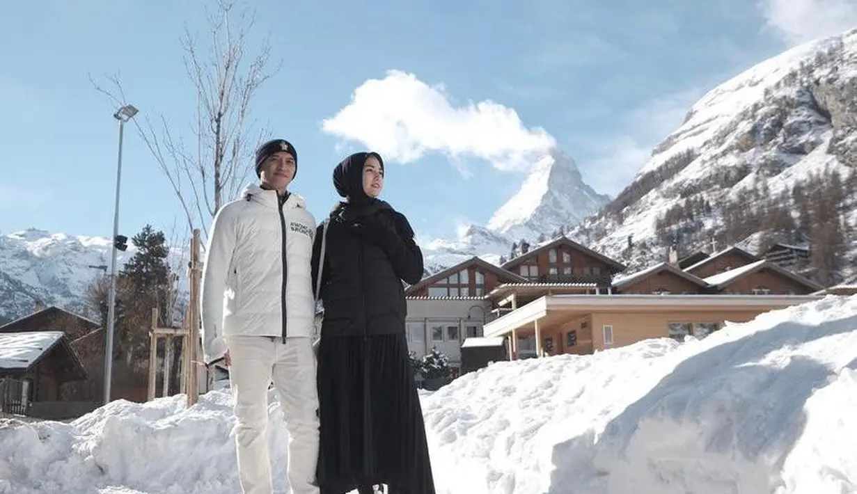 Kali ini, Ciki tampil dengan padanan coat winter dan rok plisket serba hitam. Ditambah boots putih.