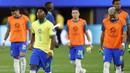 Pemain muda Brasil, Endrick menyapa fans setelah laga Grup D Copa America 2024 melawan Kosta Rika di SoFi Stadium, Inglewood, California, Selasa (25/06/2024) WIB. (AFP/Buda Mendes)