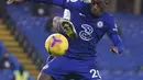 Penyerang Chelsea, Callum Hudson-Odoi  berusaha mengontrol bola dari kawalan pemain Aston Villa, John McGinn pada pertandingan lanjutan Liga Inggris di Stamford Bridge, London, Selasa (29/12/2020). (John Walton/Pool via AP)