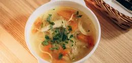 Resep sup mie ayam ala rumahan hanya membutuhkan waktu 40 menit untuk disajikan sebagai santapan bersama keluarga. (Foto/dok: Pexels/Anhelina Vasylyk)