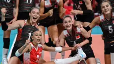 Selebrasi pemain voli wanita Turki setelah mengalahkan Rusia dalam babak penyisihan grup B Olimpiade Tokyo 2020 di Ariake Arena, Tokyo (2/8/2021). (AFP/Yuri Cortez)