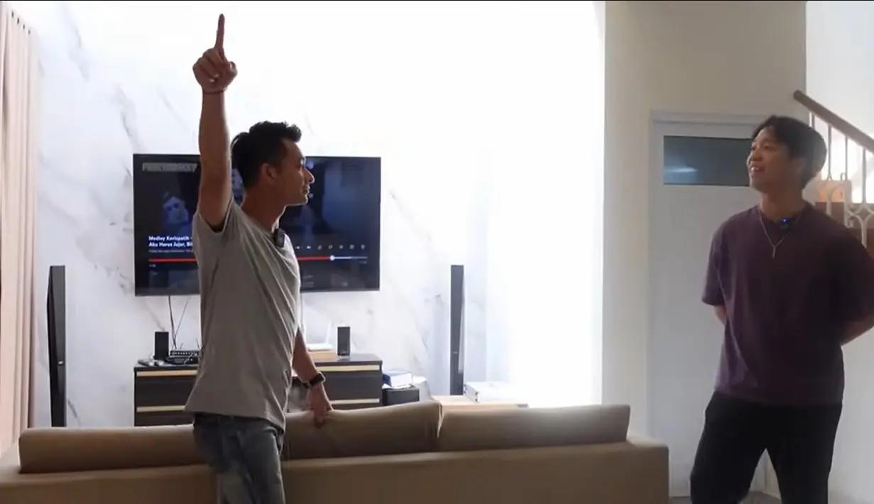 Ruang nonton bersama keluarganya. Tampak sofa yang bisa digunakan untuk bersantai atau nonton teve bersama keluarga. [Youtube/Mulia Mas TV]