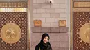 Setibanya di Madinah, Fuji memilih gamis yang didominasi warna hitam dengan sedikit aksen kuning. Tidak lupa pashmina hitam polos. [Instagram/@fuji_an]