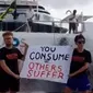 Musim panas tahun ini, kelompok aktivis iklim di Spanyol bernama Futuro Vegetal menyemprotkan cat ke kapal pesiar super.