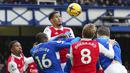 Bek tengah Everton, James Tarkowski (kanan) mencetak gol lewat sundulan kepala ke gawang Arsenal dalam laga pekan ke-22 Liga Inggris 2022/2023 di Goodison Park, Liverpool, Sabtu (4/2/2023) malam WIB. (AP Photo/Jon Super)