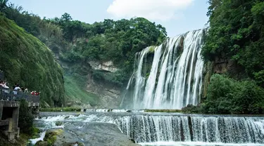 Para wisatawan mengunjungi lokasi wisata Air Terjun Huangguoshu di Anshun, Provinsi Guizhou, China barat daya, pada 16 Mei 2020. Air terjun Huangguoshu adalah salah satu air terjun terbesar yang ada di Negeri Tirai Bambu. (Xinhua/Tao Liang)