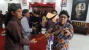 Selain Bupati Trenggalek Mochamad Nur Arifin, jamasan pusaka juga diikuti oleh sejumlah tokoh dan pejabat daerah. (merdeka.com/Arie Basuki)