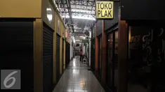 Pasar Santa - Hiruk-pikuk mulai menjauh, kemilau lampu dan suara canda muda-mudi yang mengisi lorong kios seakan senyap termakan sepi. Cahaya benderang yang menjadi simbol di pasar Santa pada tahun 2014, kini tampak pudar. (Liputan6.com/Yoppy Renato)