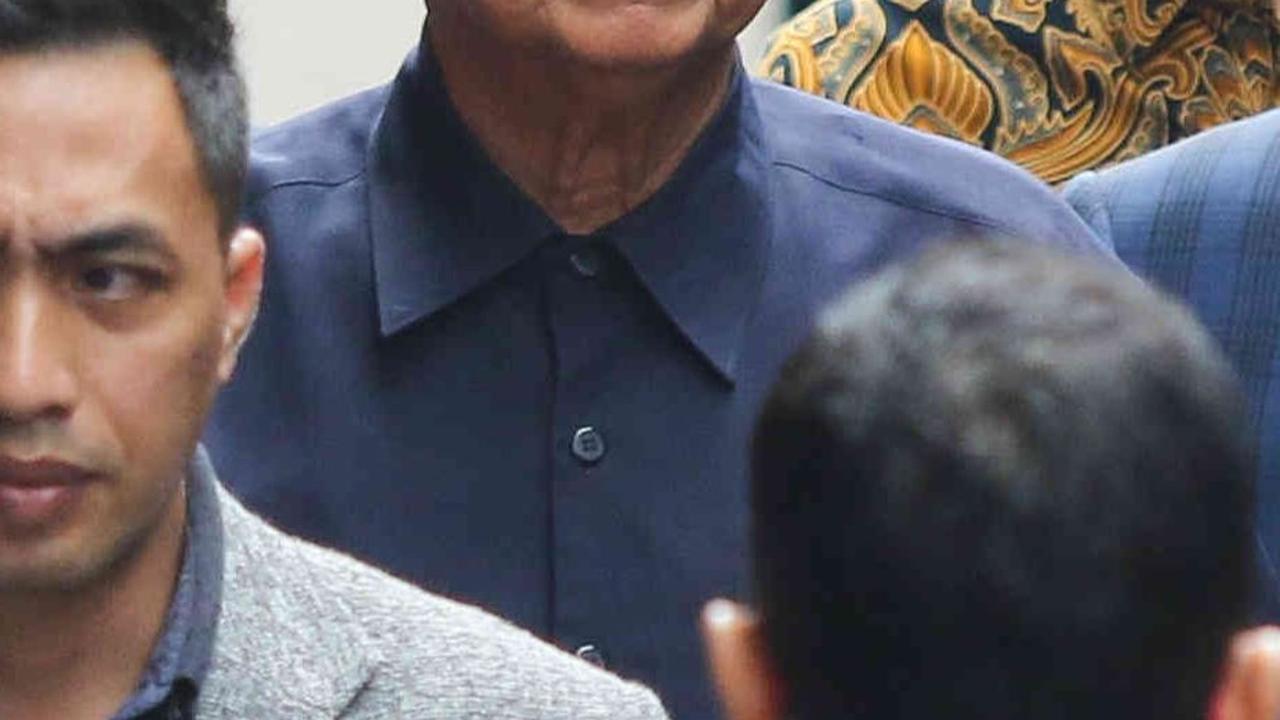 Panji Gumilang terlihat berada dalam perlindungan ketat pengawalnya yang memberikan penjagaan berlapis saat tiba di Bareskrim pada hari Senin (3/7/2023) lalu.