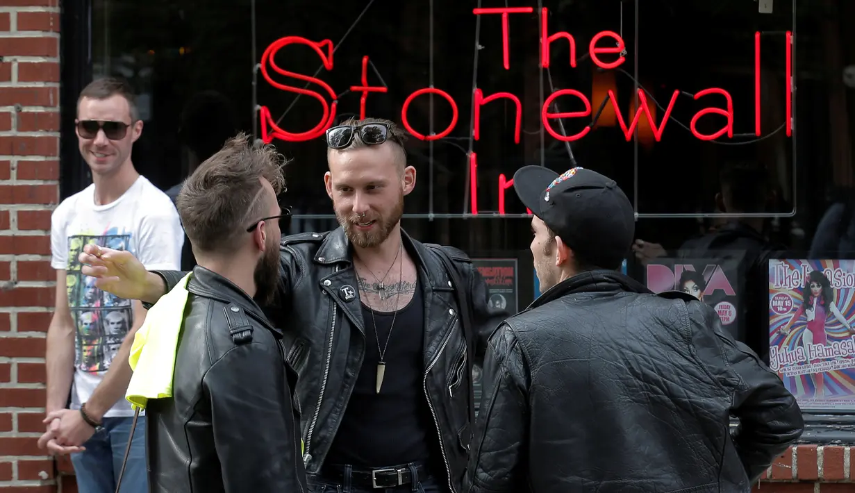 Sejumlah pria berbincang di luar Stonewall Inn di kawasan Greenwich Village New York City, AS, (9/5). Pada 28 Juni 1969 serangkaian demonstrasi spontan dengan kekerasan dilakukan oleh anggota komunitas gay. (REUTERS/Brendan McDermid)