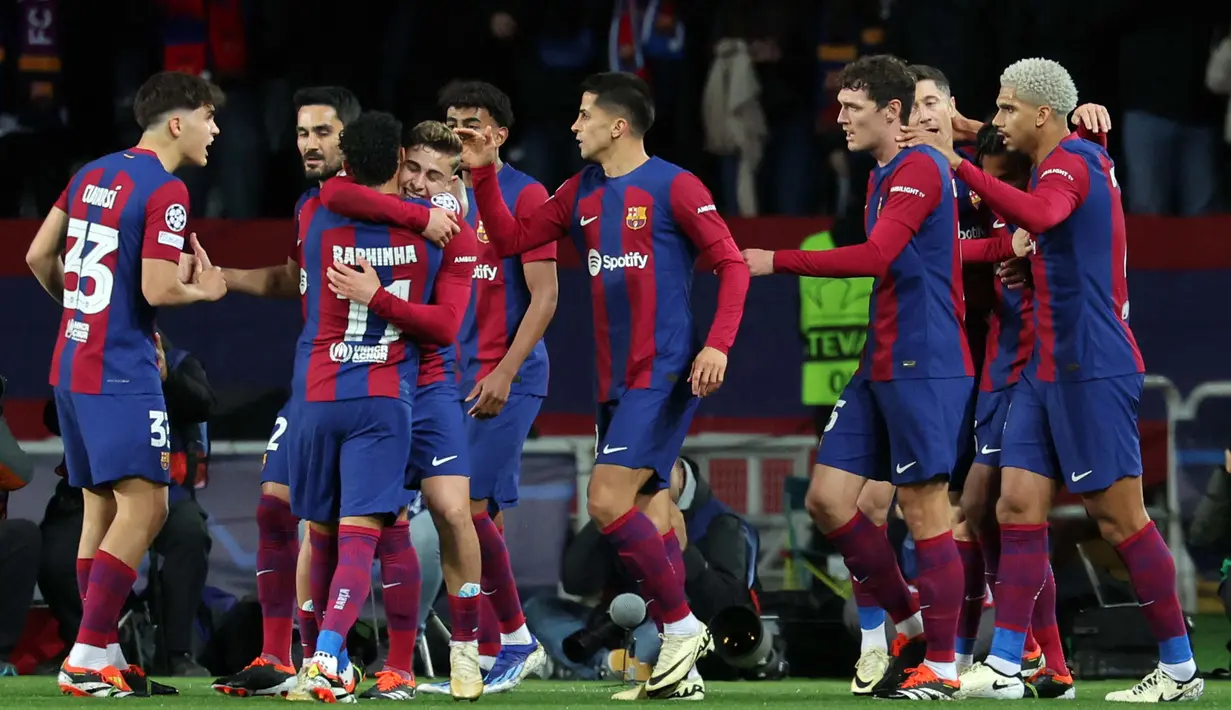 Gelandang Barcelona, Fermin Lopez (keempat kiri) merayakan gol pembuka saat pertandingan sepak bola leg kedua babak 16 besar Liga Champions melawan Napoli di Estadi Olimpic Lluis Companys, 12 Maret 2024. (LLUIS GENE/AFP)