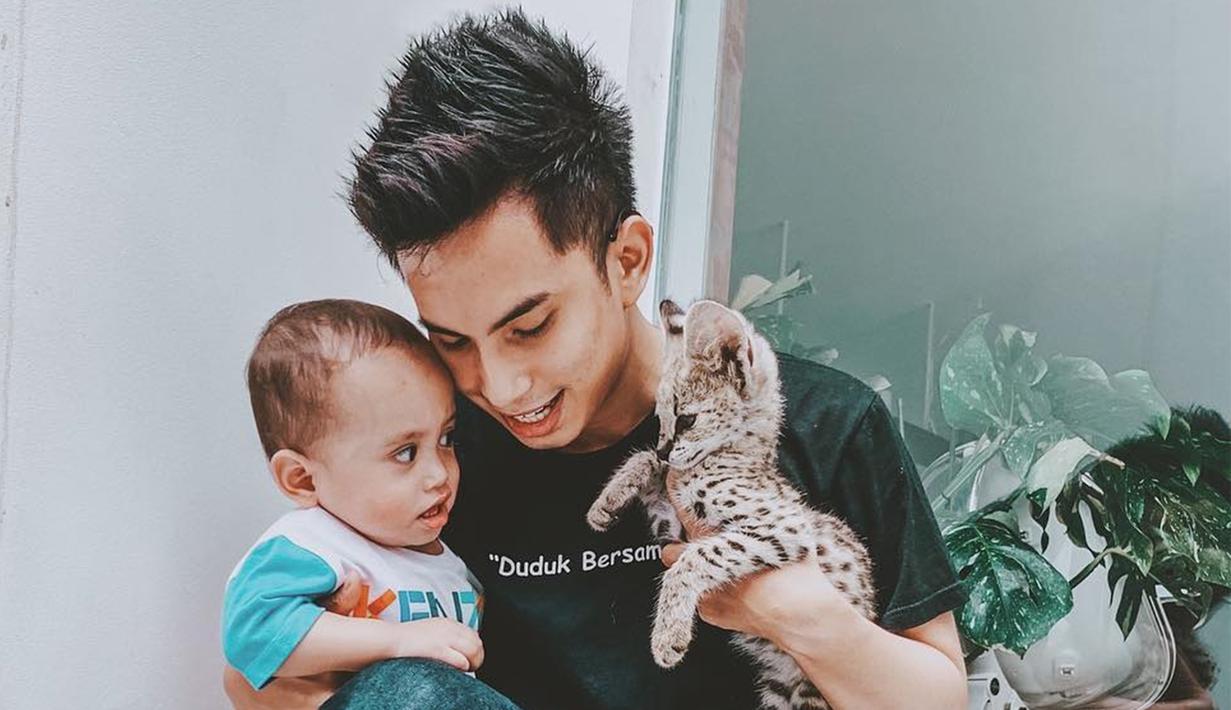 Foto Tingkah Lucu Xabiru Anak Rachel Vennya Main Dengan Kucing