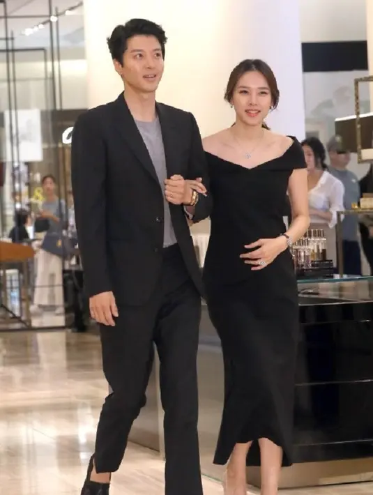 Walaupun demikian, Lee Dong Gun dan Jo Yoon baru menggelar pesta pernikahan pada September 2017 lalu. (foto: hellokpop.com)