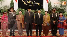 Presiden SBY dan Ibu Ani Yudhoyono tampak berfoto dengan Komjen Pol Sutarman dan Kapolri yang lama Komjen Pol Timur Pradopo (Rumgapres/ Abror Riski)